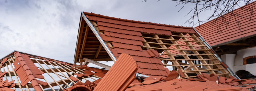 Sturmschäden vorbeugen: FOS-Klammern sichern das Dach - fachregelgerecht.